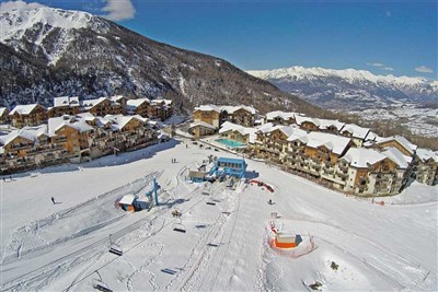 Les Orres – Les Terrasses du Soleil d'Or, Le Parc des Airelles - pohled na rezidenci Les Hauts de Préclaux s venkovním bazénem a rezidenci Le Parc des Airelles