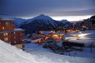 Orcières – Rochebrune Le Vallon - samotné centrum Orcieres se sportovním areálem Grand Ours